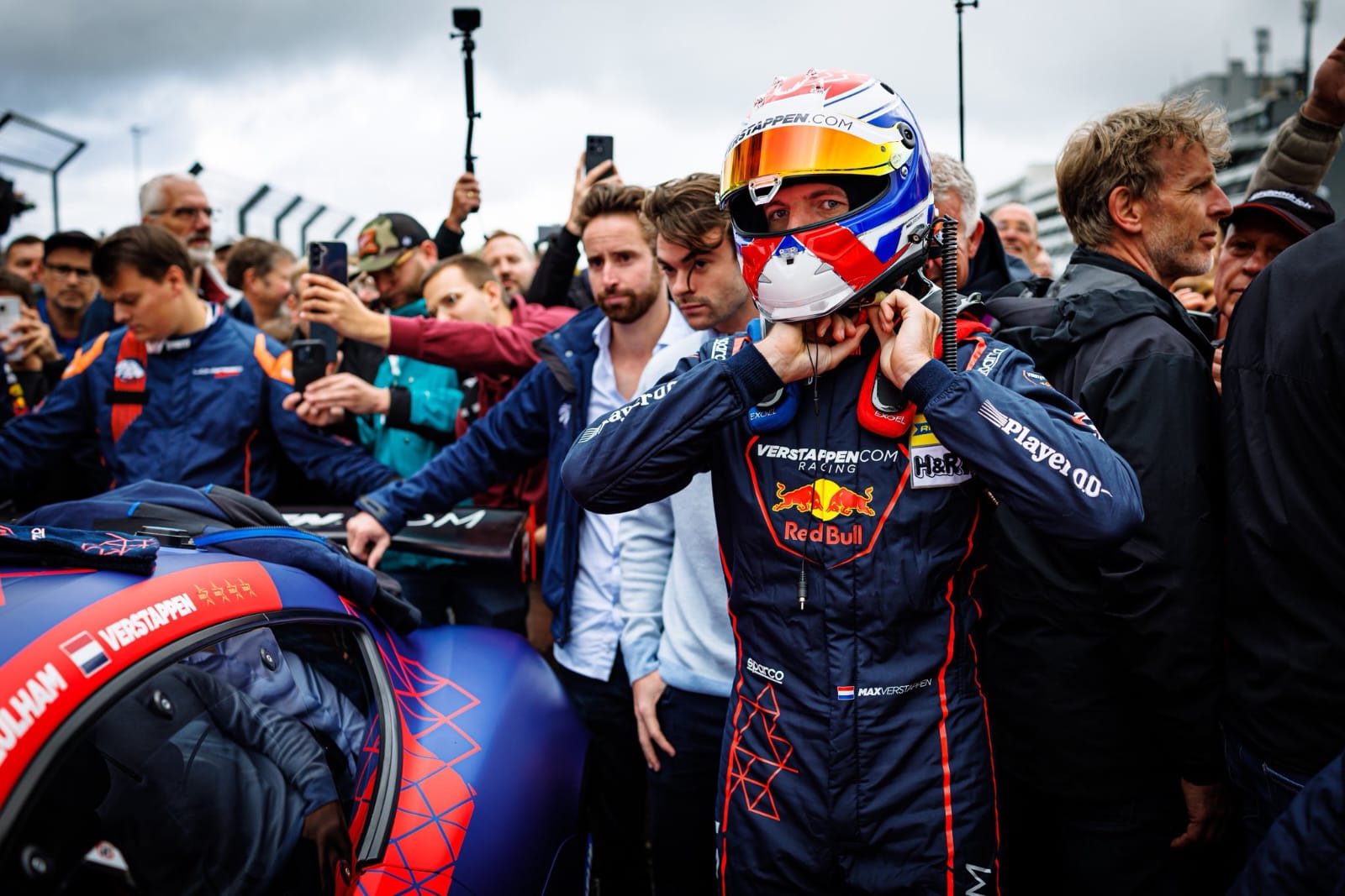Foto Max Verstappen usai menyelesaikan balapan di sirkuit Nordshleife.