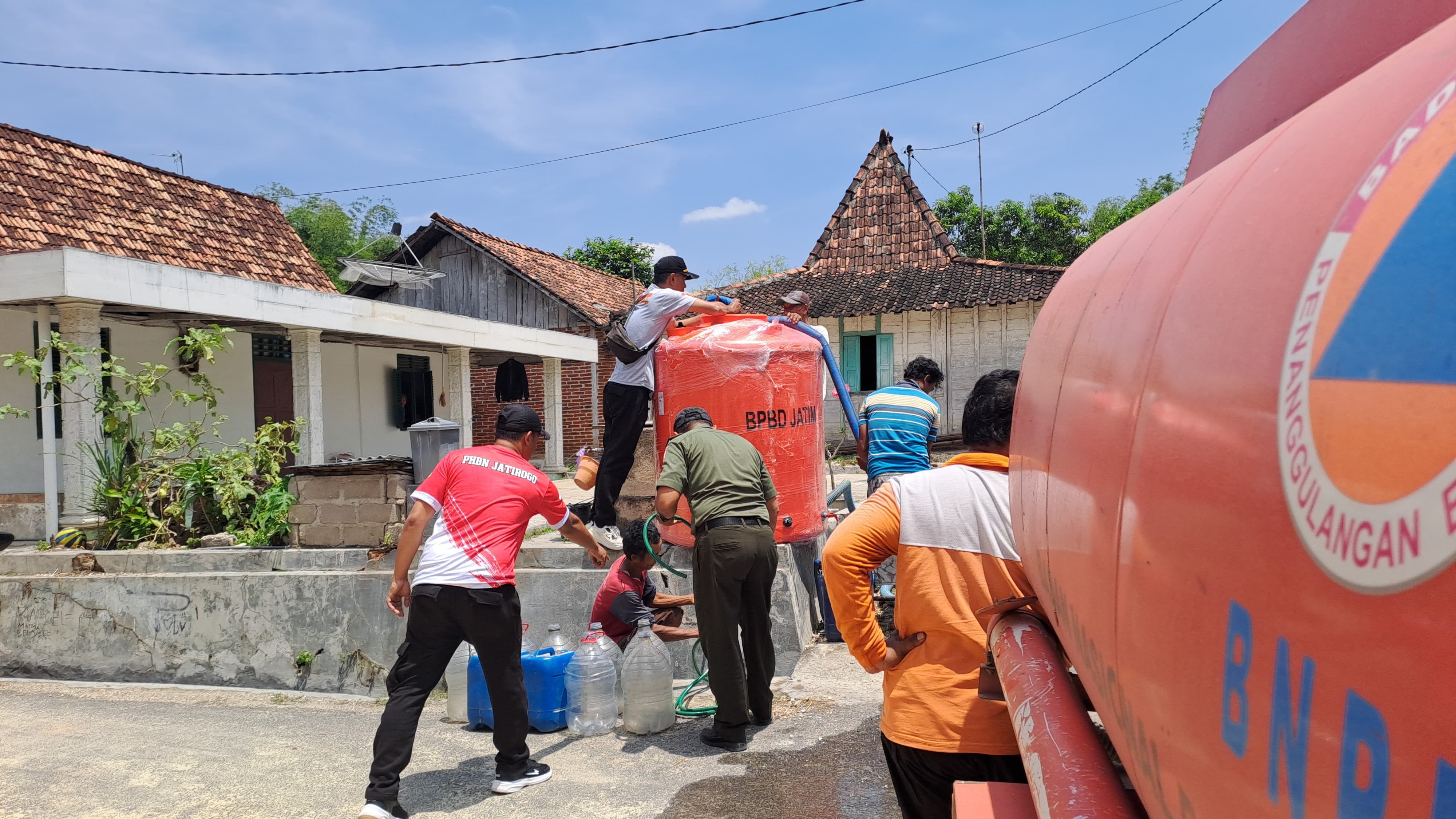 Petugas BPBD Tuban melakukan droping air bersih di wilayah Desa Ngandong, Kecamatan Grabagan.