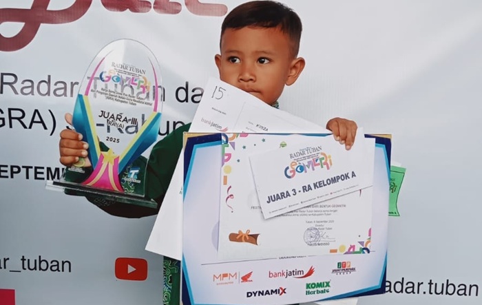 Arrayan Kinza Ravindra menunjukkan piagam juara 3 Festival Menggambar dan Mewarnai dari Bentuk Geometri Jawa Pos Radar Tuban.