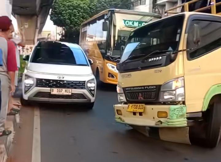 Kondisi kepadatan lalu lintas akibat truk yang megalami gangguan teknis.