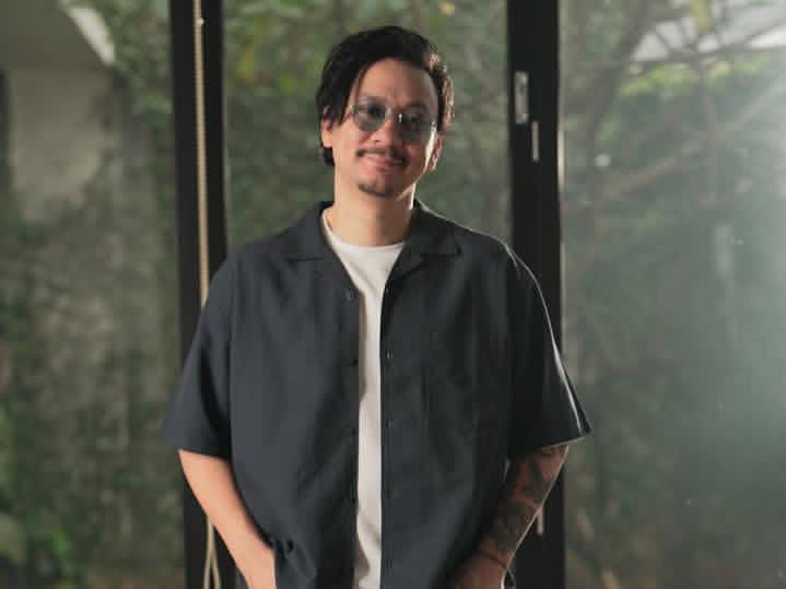 Vincent Rompies menunjukkan perhatian sederhana yang berarti bagi rumah tangganya.
