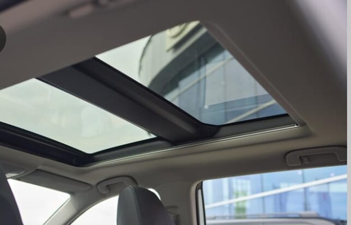 Ilustrasi membuka sunroof mobil.