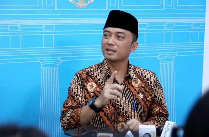 Mensesneg Prasetyo Hadi bantah isu Presiden Prabowo Subianto kirim surat presiden ke DPR RI terkait pergantian Kapolri.