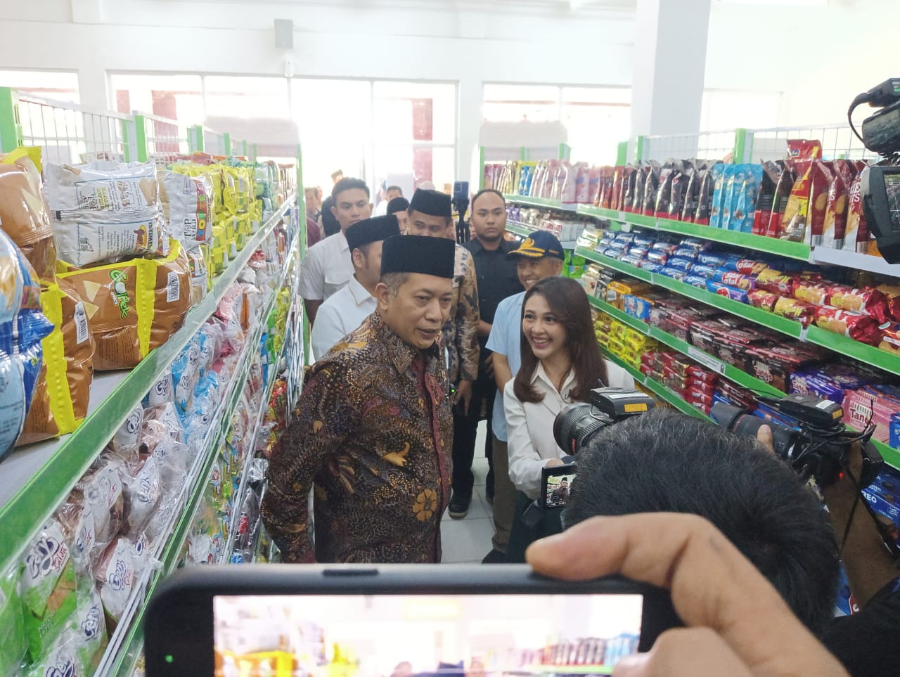 Menteri Koperasi Ferry Joko Juliantono saat mengunjungi Koperasi Desa Merah Putih di Desa Pucangan, Kecamatan Montong.