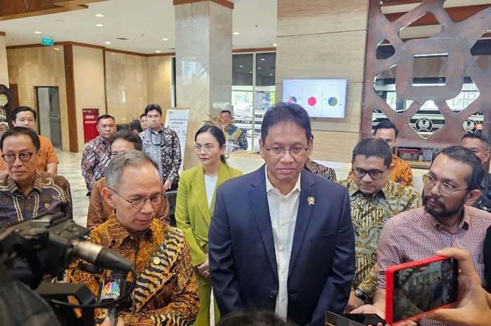 Ketua Dewan Komisioner OJK Mahendra Siregar dan Menteri Keuangan RI Purbaya Yudhi Sadewa memberi keterangan kepada awak media