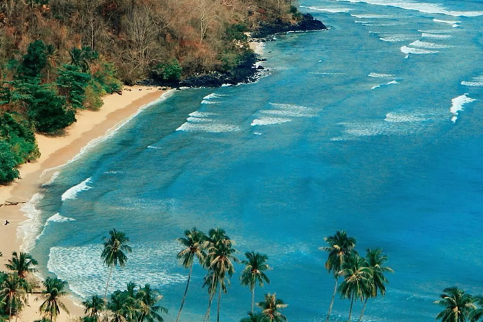 Pesona pantai Monano yang berada di Gorontalo Utara, cocok untuk dijadikan tempat wisata bersama keluarga