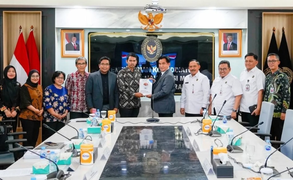 Menko Kumham Imipas Yusril Ihza Mahendra (kelima dari kanan) menerima audiensi dari Koalisi Masyarakat Sipil untuk Kodifikasi RUU Pemilu di Jakarta, Selasa (16/9).