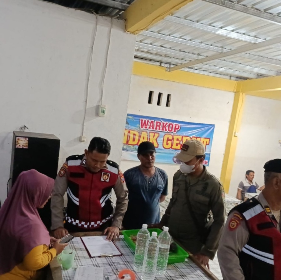 ILEGAL: Petugas Satpol-PP dan Damkar Tuban melakukan penindakan peredaran miras di wilayah Kabupaten Tuban.