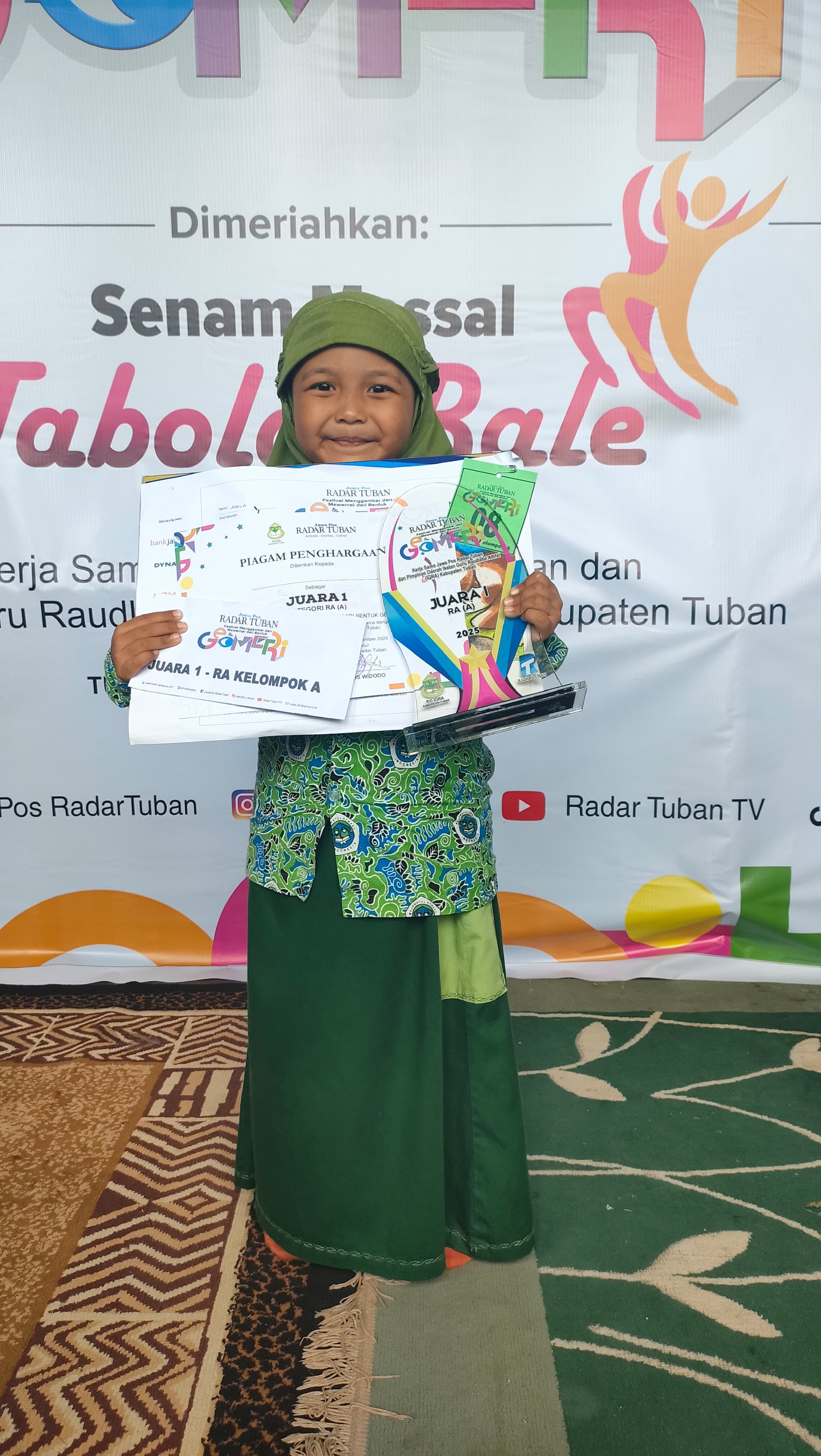 SUMRINGAH: Rana Aqila Humaira menunjukkan piagam juara 1 Festival Menggambar dan Mewarnai dari Bentuk Geometri Jawa Pos Radar Tuban kategori RA A.