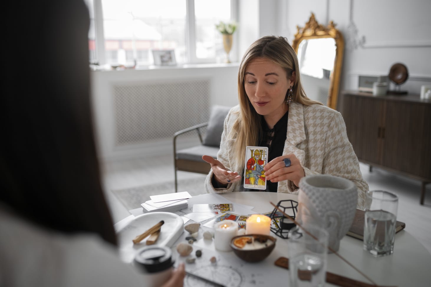 Ilustrasi wanita sedang membaca kartu tarot