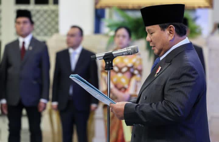 Presiden Prabowo lakukan reshuffle besar, memberhentikan Hasan Nasbi dan memindahkan Erick Thohir ke Menpora.