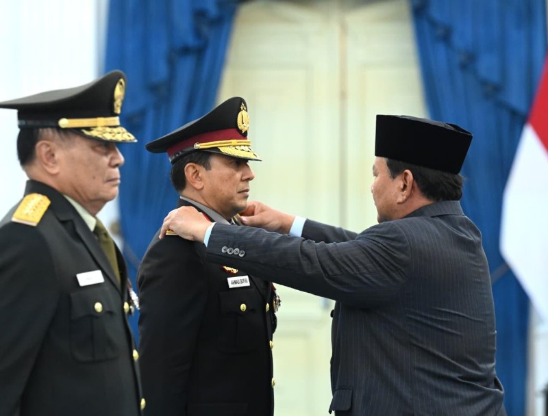 Presiden Prabowo Anugerahkan Pangkat Kehormatan kepada Dua Purnawirawan TNI dan Polri