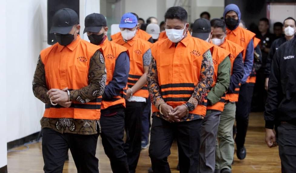Sejumlah tersangka yang mengenakan rompi oranye tampak digiring petugas saat rilis kasus di gedung KPK.