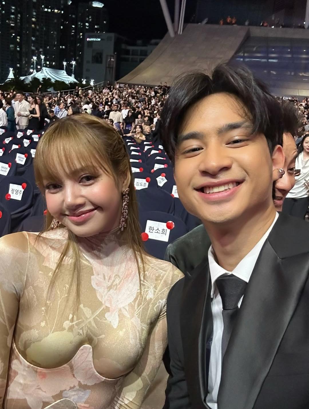 Unggahan Devano Danendra foto dengan Lisa Blackpink.