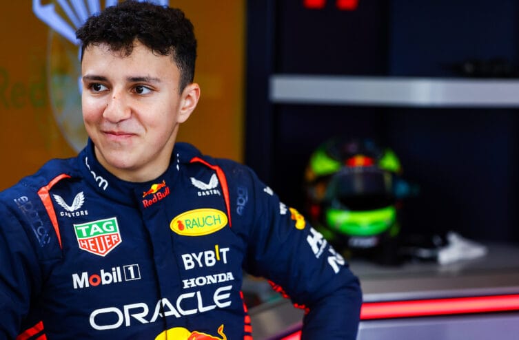 Pembalap muda Isack Hadjar dikabarkan sedang diincar Red Bull.