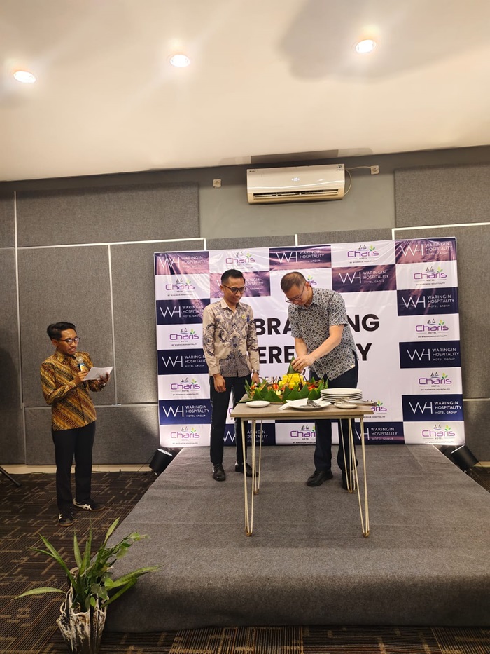 Yulius Hardy Wibawa, owner de la Charis Hotel Tuban (kanan) memotong tumpeng untuk diserahkan kepada CEO WH Hotel Group Heru Susanto.