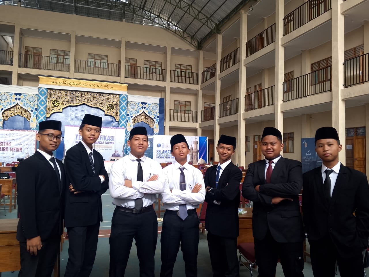 Dawam (tiga dari kiri) bersama dengan enam siswa lainnya setelah ujian dan seremoni penyetaraan ijazah sebelum berangkat ke Kairo, Mesir.
