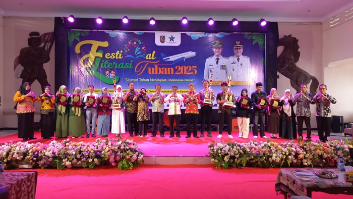 Dispersip Tuban bersama dengan para pemenang lomba video konten literasi saat pembukaan Festival Literasi 2025.