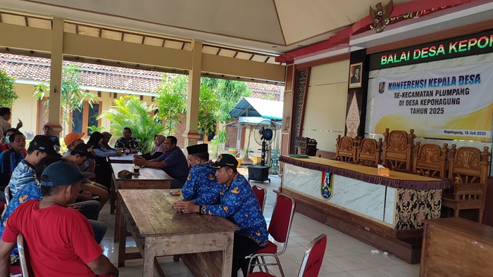 Masyarakat Desa Kepohagung, Kecamatan Plumpang mendesak perangkat desa setempat mencopot jabatan Dono Samuri sebagai kepala desa, kemarin (17/9).