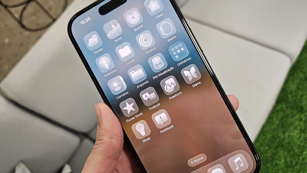 iOS 26 menuai banyak kritik karena dinilai buat ponsel menjadi lamban.