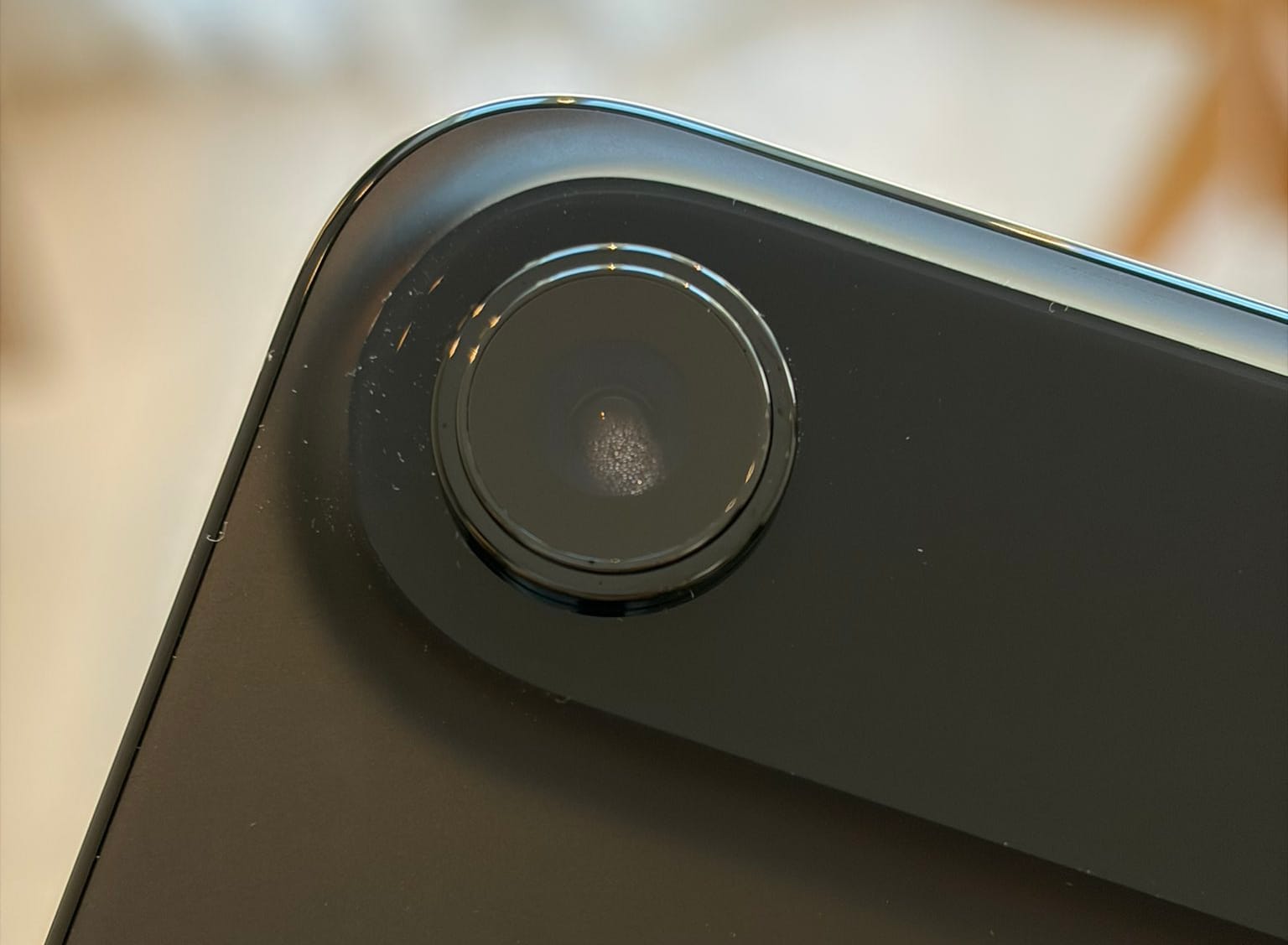 Foto lensa kamera iPhone Air yang mengembun.