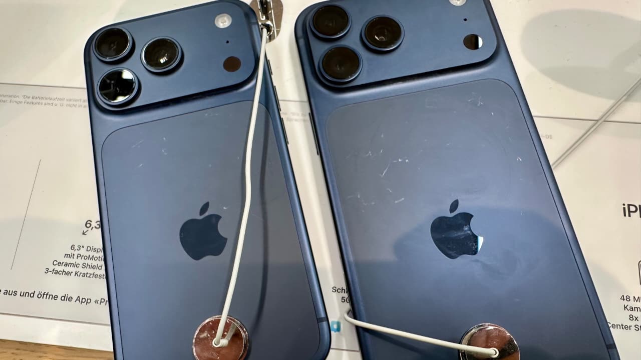 Foto goresan yang terdapat pada unit demo iPhone 17 Pro.