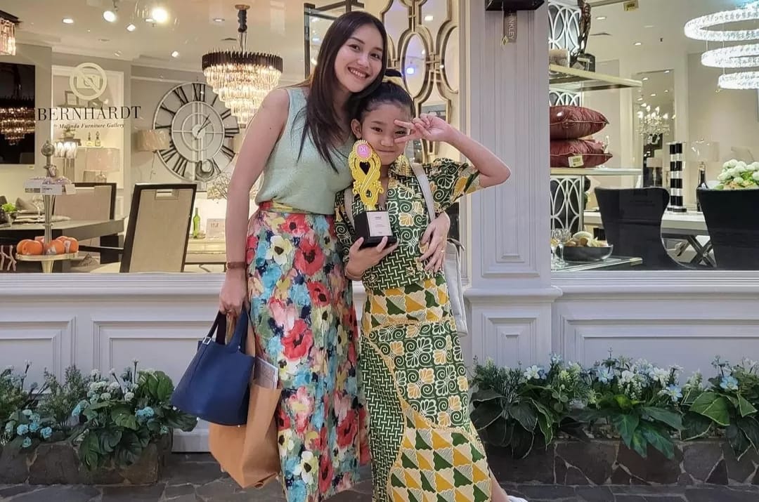 Ayu Ting Ting saat bersama Bilqis.
