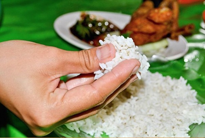 Ilustrasi makan pakai tangan