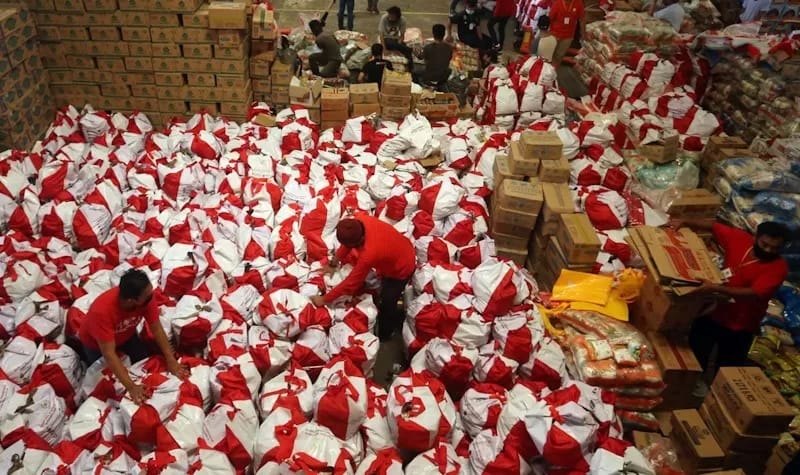 Foto penyaluran bantuan sosial.
