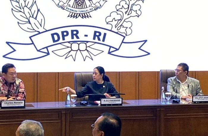Ketua DPR RI Puan Maharani menerima aspirasi dari serikat buruh di kompleks parlemen, Jakarta, Senin (22/9).