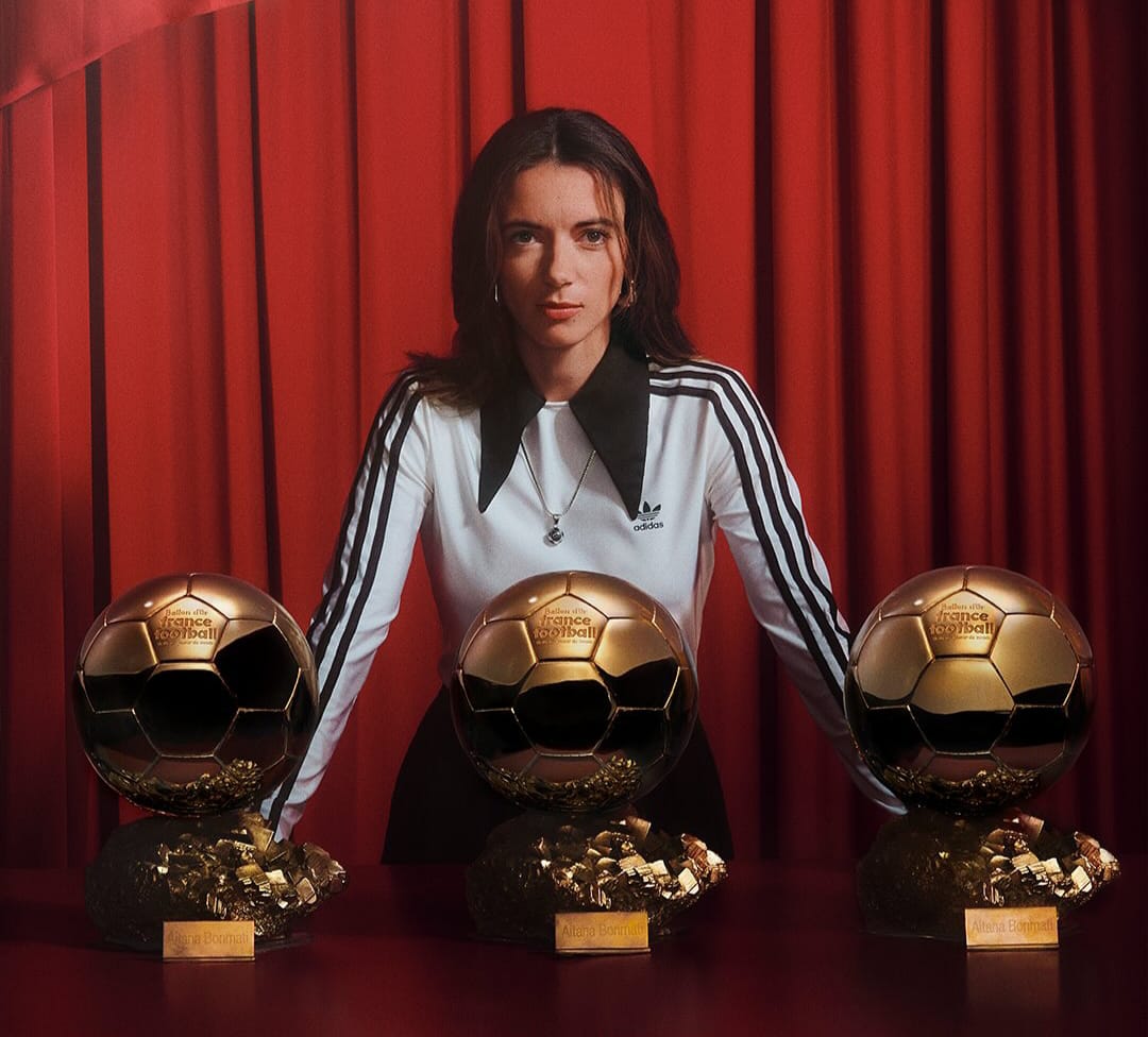 Aitana Bonmat&iacute; dengan 3 trofi Ballon d