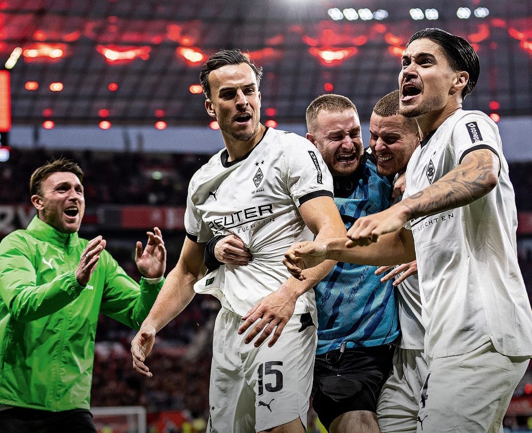 Kevin Diks dan pemain Borussia Monchengladbach merayakan gol di menit akhir untuk mencegah mereka dari kekalahan atas Bayer Leverkusen.