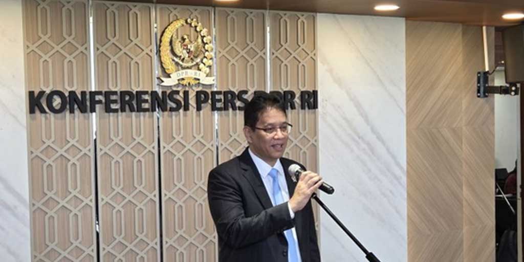 Menteri Keuangan RI Purbaya Yudhi Sadewa memberikan keterangan pers usai Rapat Paripurna DPR RI ke-5 di Jakarta, Selasa (23/9).