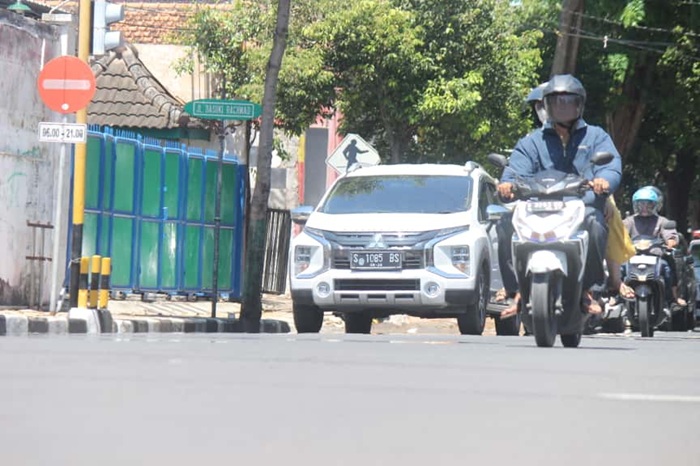 Arus searah Jalan Basuki Rachmad Tuban buat akses lebih lancar, tapi pedagang gado-gado hingga lalapan terhimpit ekonomi.