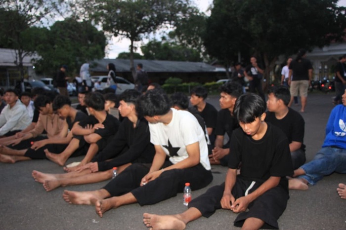 Puluhan oknum pesilat diamankan polisi usai melakukan konvoi rusuh di sepanjang jalanan wilayah Kabupaten Tuban, Minggu (22/9).