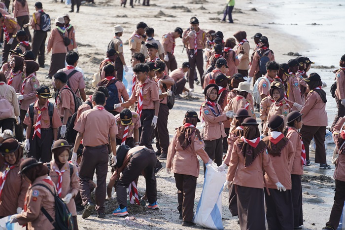 Ribuan anggota Pramuka Jatim bersama masyarakat membersihkan pantai di sekitar Taman Abirama Tuban.