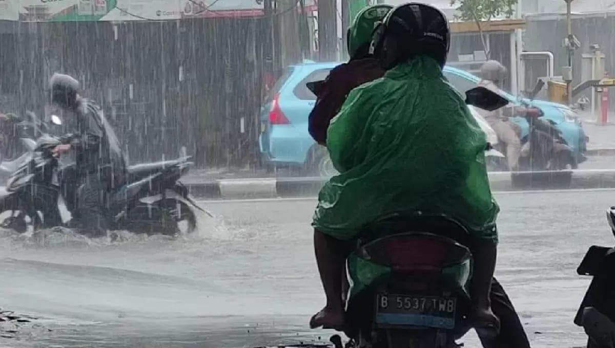 BMKG prediksi cuaca ekstrem di berbagai kota besar. Waspadai hujan ringan, kabut, dan potensi petir di beberapa wilayah.