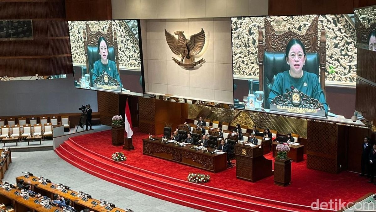 Ketua DPR RI Puan Maharani memimpin rapat paripurna di kompleks parlemen, Jakarta, Selasa (23/9)