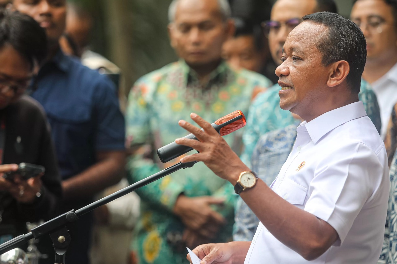 Menteri ESDM Bahlil Lahadalia bersama Wakil Menteri ESDM Yuliot Tanjung memberikan keterangan pers