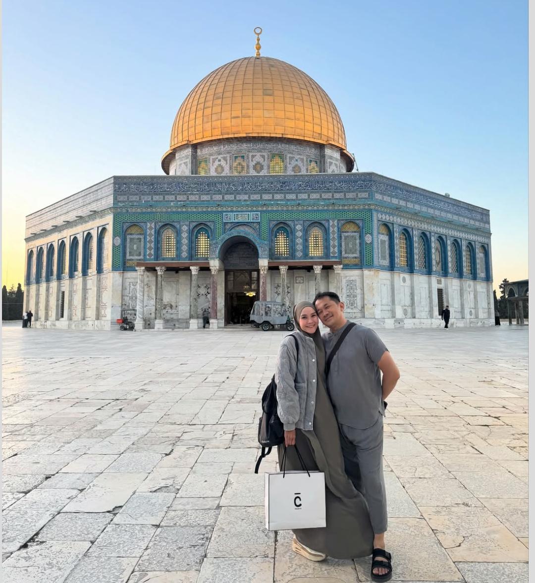 Pasangan Hanung Bramantyo dan Zaskia Adya Mecca.