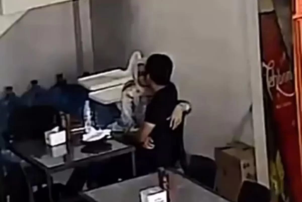 Pasangan sejoli terekam CCTV lakukan aksi mesum di sebuah restoran, Ciputat, Tangerang Selatan.