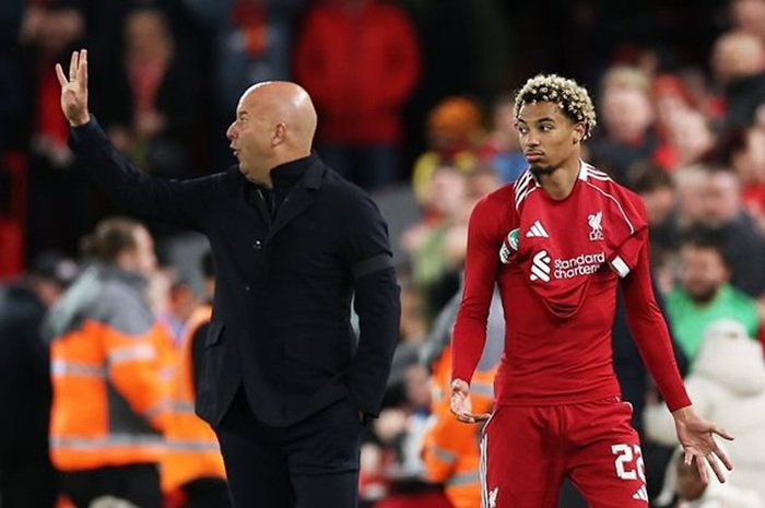 Pelatih Liverpool, Arne Slot, sebut kartu merah yang diterima Hugo Ekitike adalah bodoh dan tak perlu.