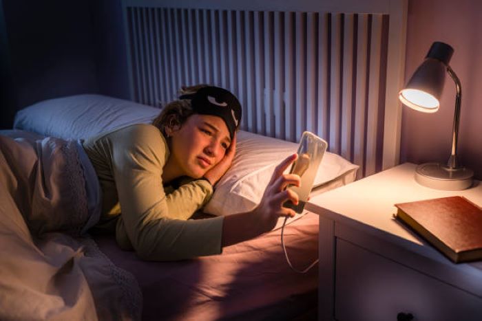 Ilustrasi late insomnia, kondisi yang membuat seseorang terbangun dini hari lebih awal.