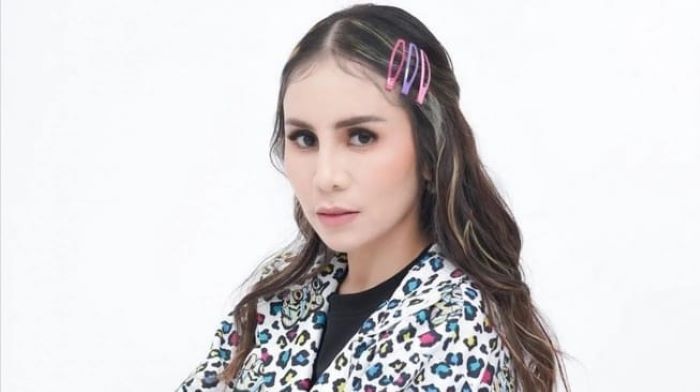 Momo, mantan vokalis band Geisha, tengah berduka atas kepergian ibundanya.