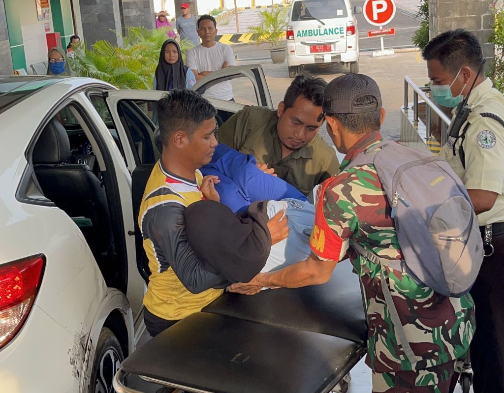 Siswa SMKN Palang dirujuk ke RSUD dr. R Koesma Tuban diduga akibat keracunan menu MBG.