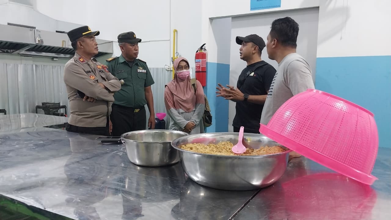Potret dapur MBG di SPPG Palang saat dicek oleh polsek dan koramil, sebelum melarang media untuk masuk.