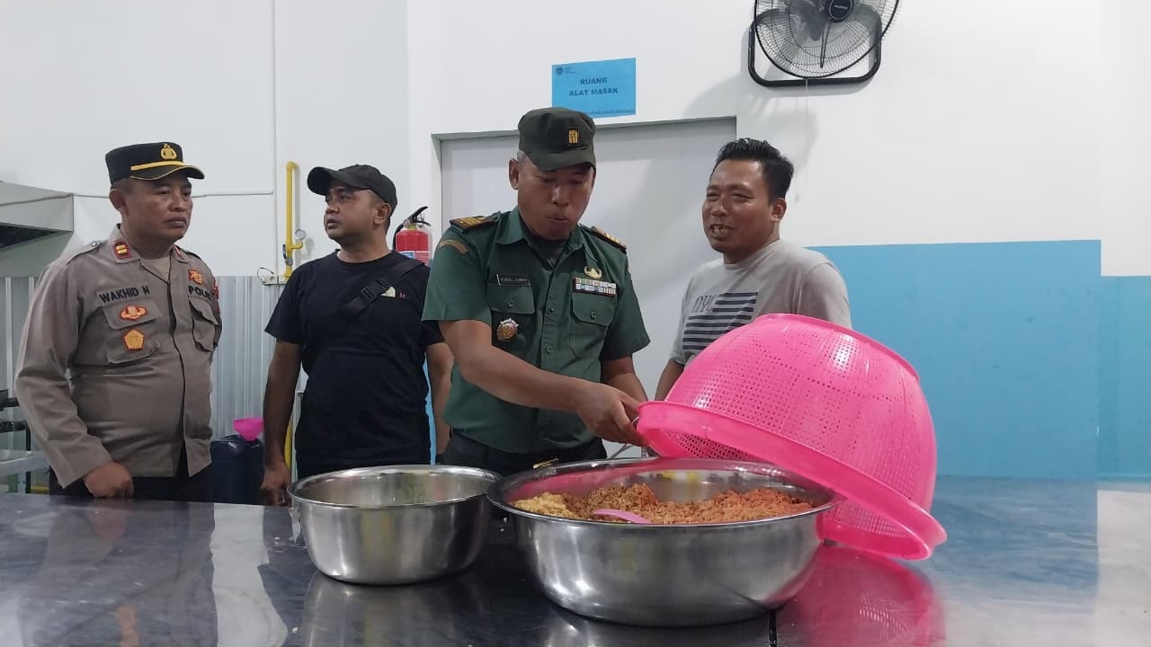 Kapolsek Palang bersama Danramil Palang memastikan masakan SPPG Palang apakah beracun atau tidak.
