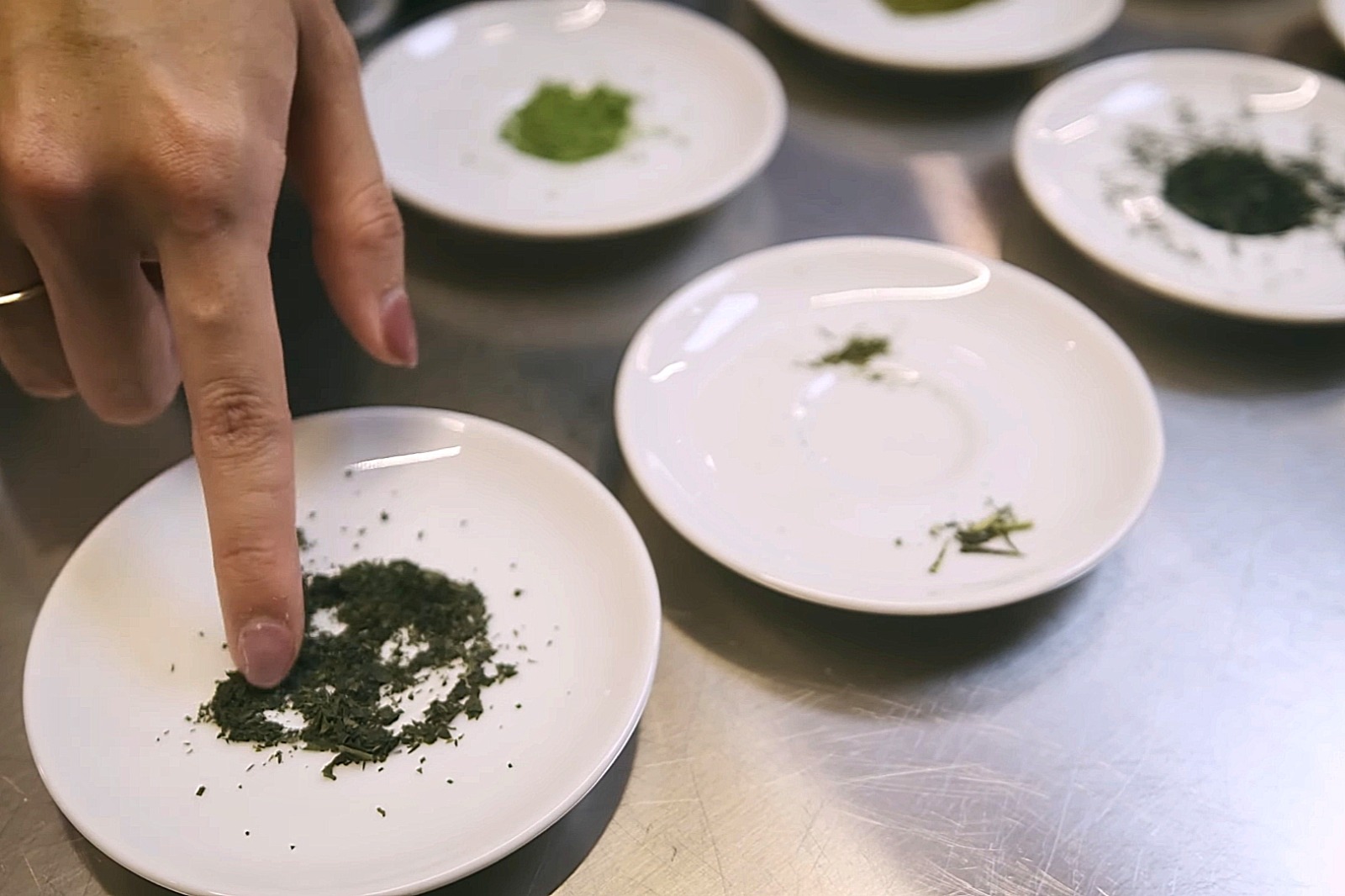 Detail perbedaan Ceremonial Matcha vs Food Grade Matcha.