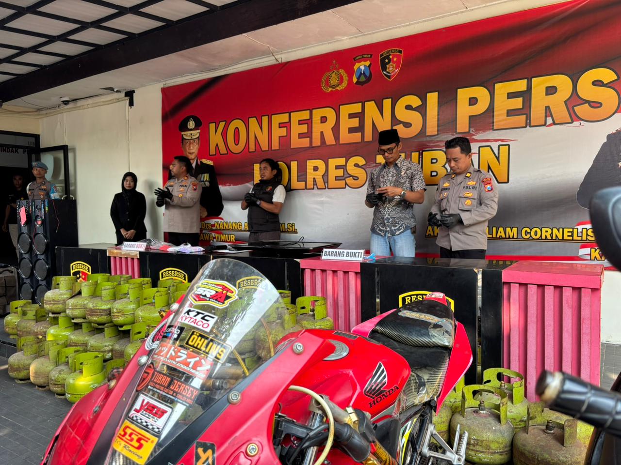 Polisi menyita 63 tabung gas, motor curian, hingga barang elektronik dari sindikat pencurian di Tuban.