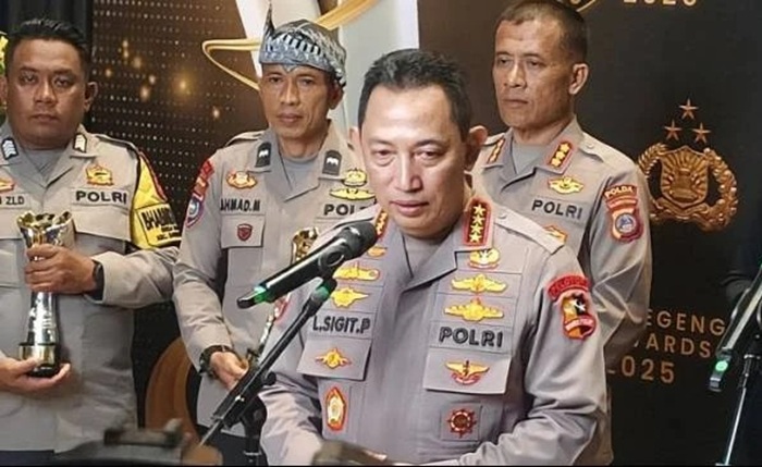 Kapolri Jenderal Pol. Listyo Sigit Prabowo berbicara dengan awak media di Gedung Rupattama Mabes Polri, Jakarta, Jumat (26/9).